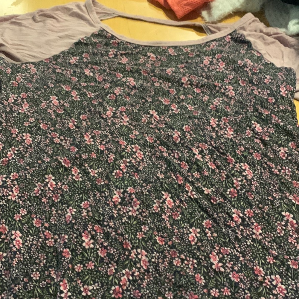 A flower tee shirt with cut out on the back
